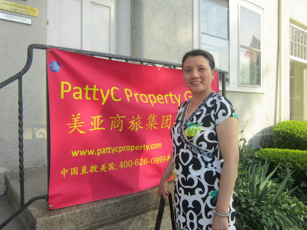 Patty Chen at front of the company building 帕蒂·陈 ​( 陈艺平) 在公司门前