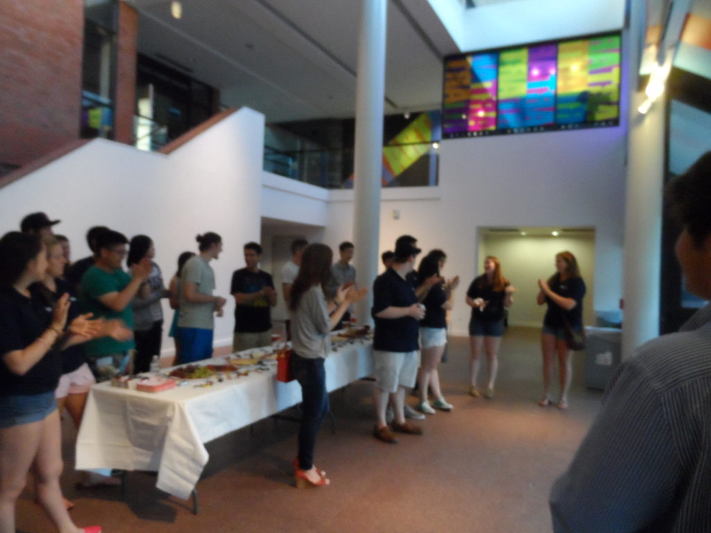 at students welcome-reception of the Tufts University 2014年7月15日,在塔夫茨大学学生欢迎会上