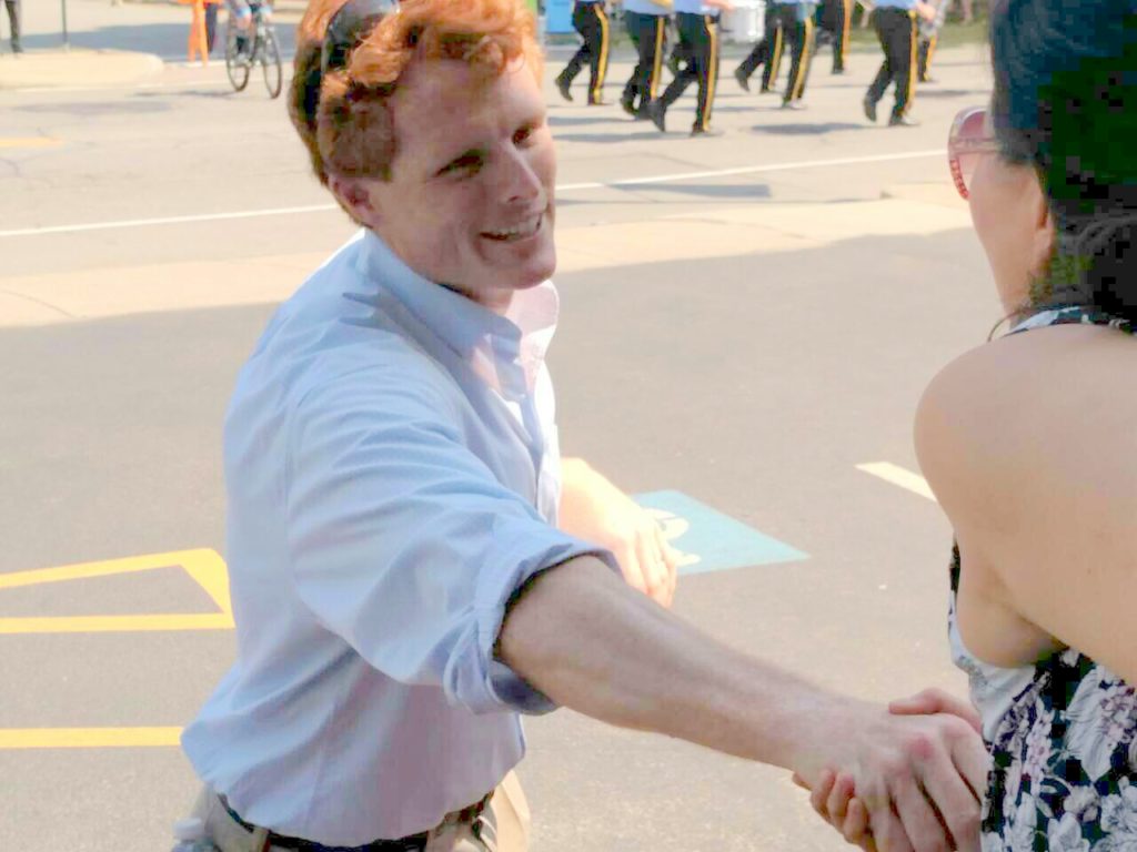 Joe Kennedy III shakes hand with Patty Chen during the Parade 约瑟夫· 肯尼迪三世从游行中跑上前与陈艺平握手